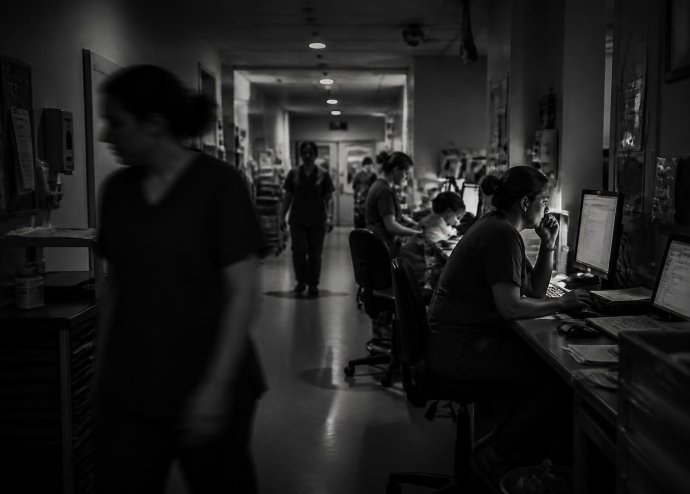 Equipe de enfermagem em operação noturna em um hospital